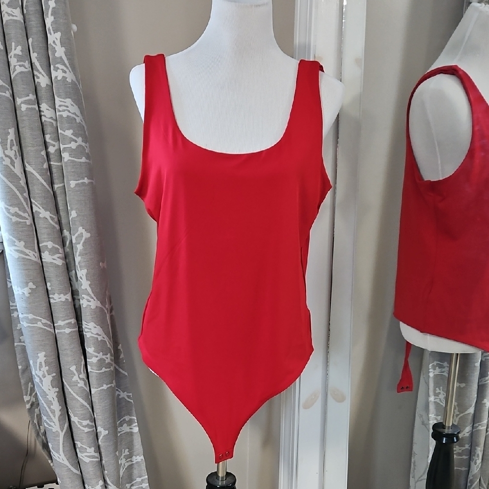 Express Body Contour High Compression Scoop Neck Bodysuit